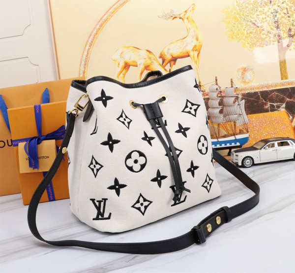 ルイヴィトンバッグ側面デザイン